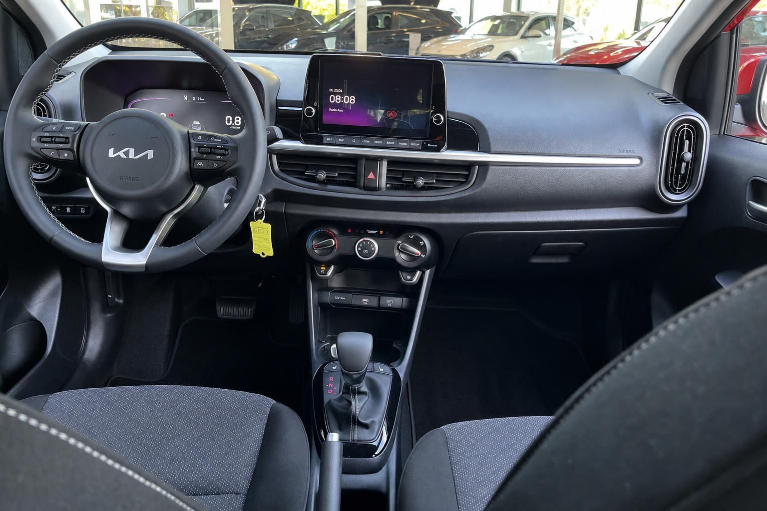 Kia Picanto Cockpit mit Lenkrad, Display und Automatikschaltung