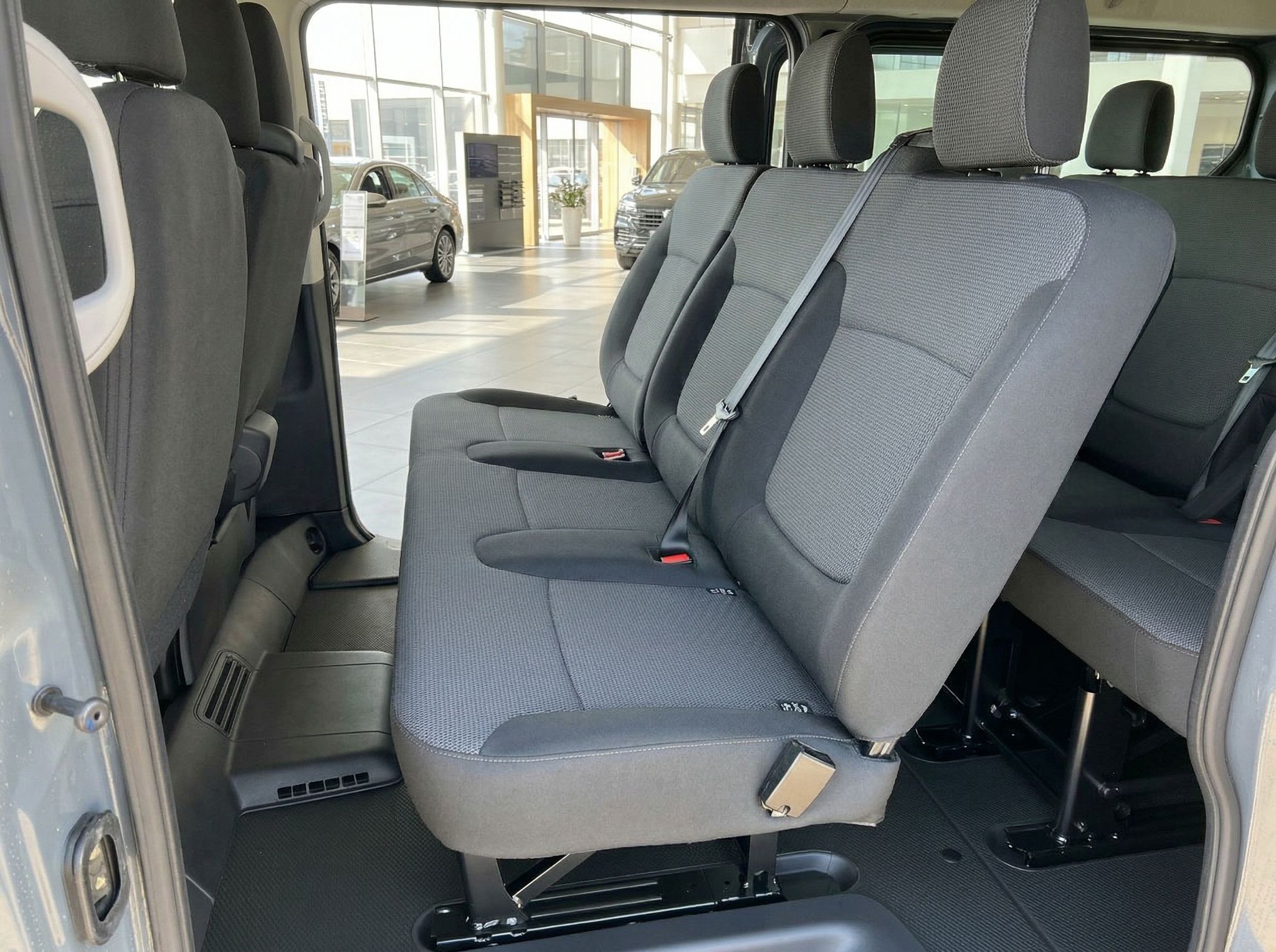 Renault Fahrzeug Fond mit grauen Stoffsitzen und Sicherheitsgurten im Innenraum