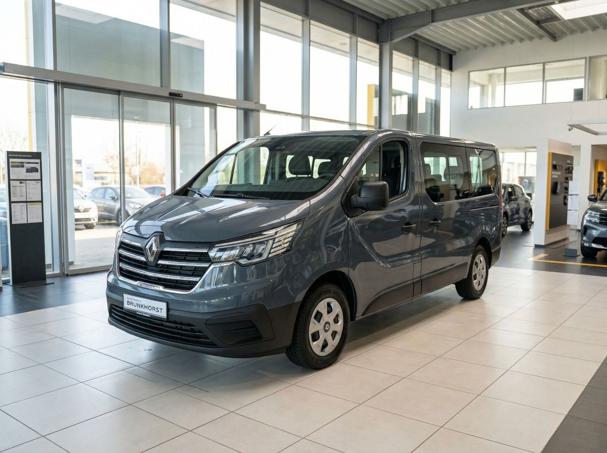 Renault Transporter grau metallic Seitenansicht im Autohaus Showroom