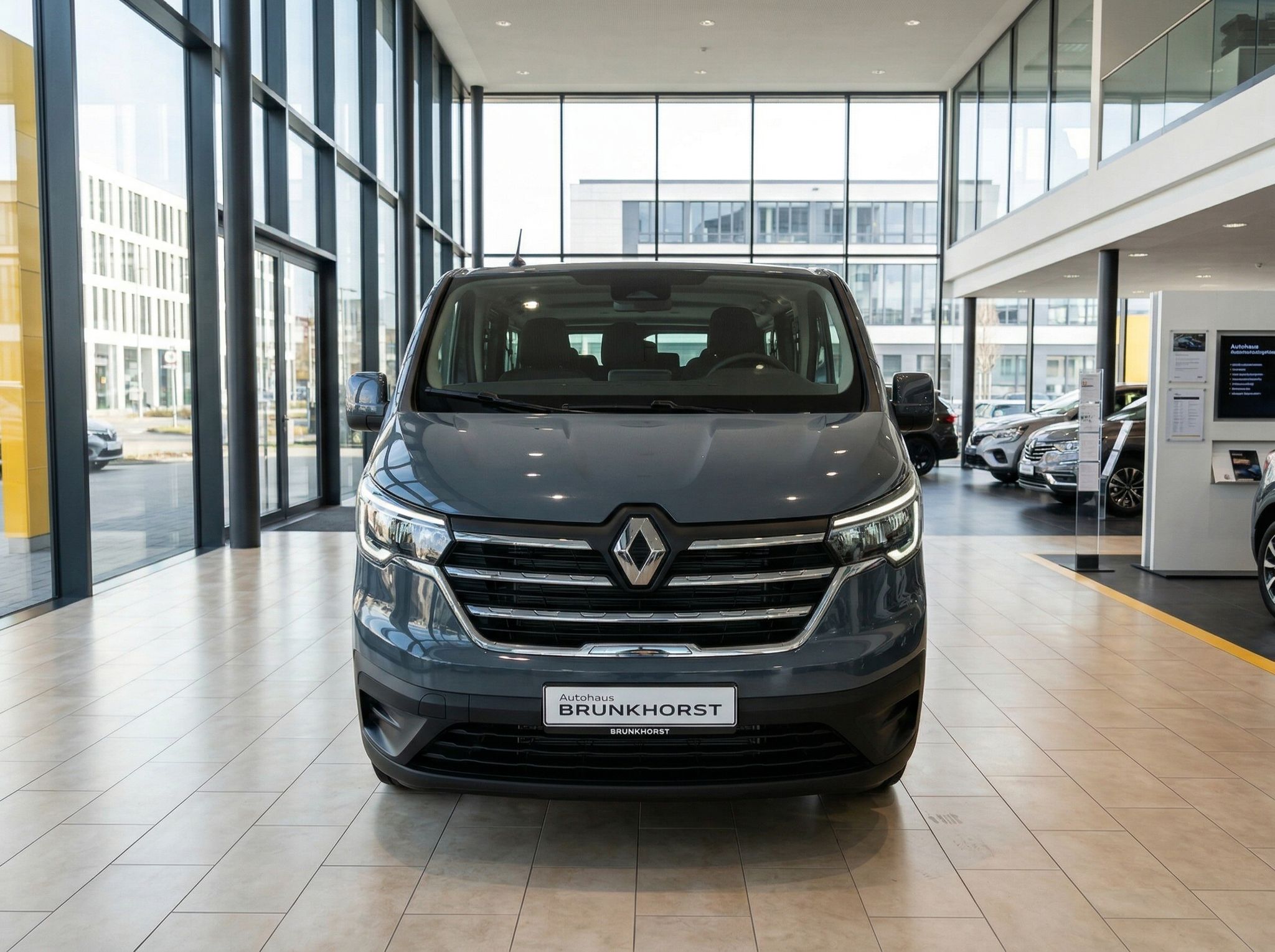 Renault Transporter grau metallic Frontansicht im modernen Autohaus Showroom