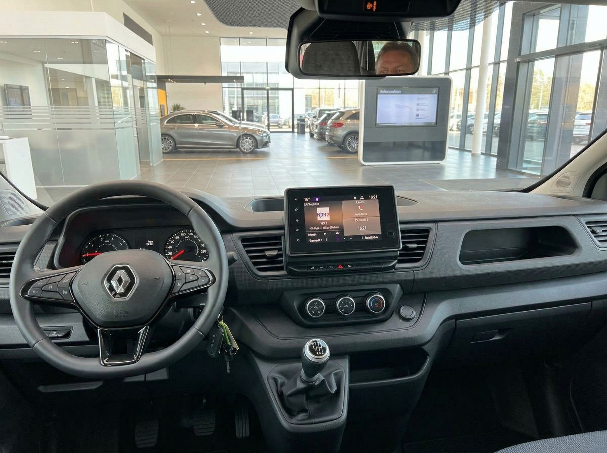 Renault Fahrzeug Cockpit Innenraum mit Lenkrad, Schaltknauf und Infotainment Display im Autohaus