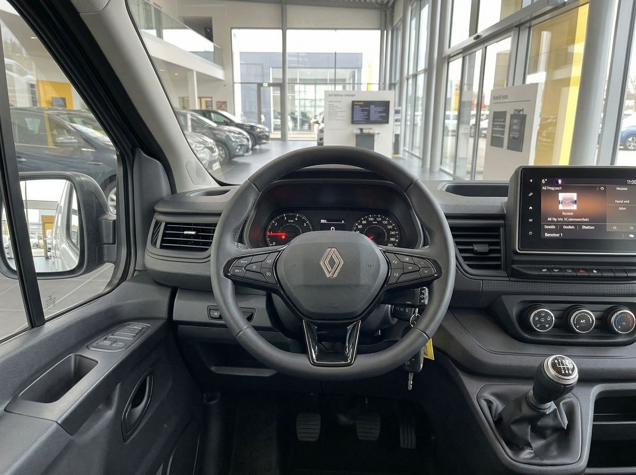 Renault Armaturenbrett mit Multifunktionslenkrad und digitalem Display im Fahrzeug Innenraum