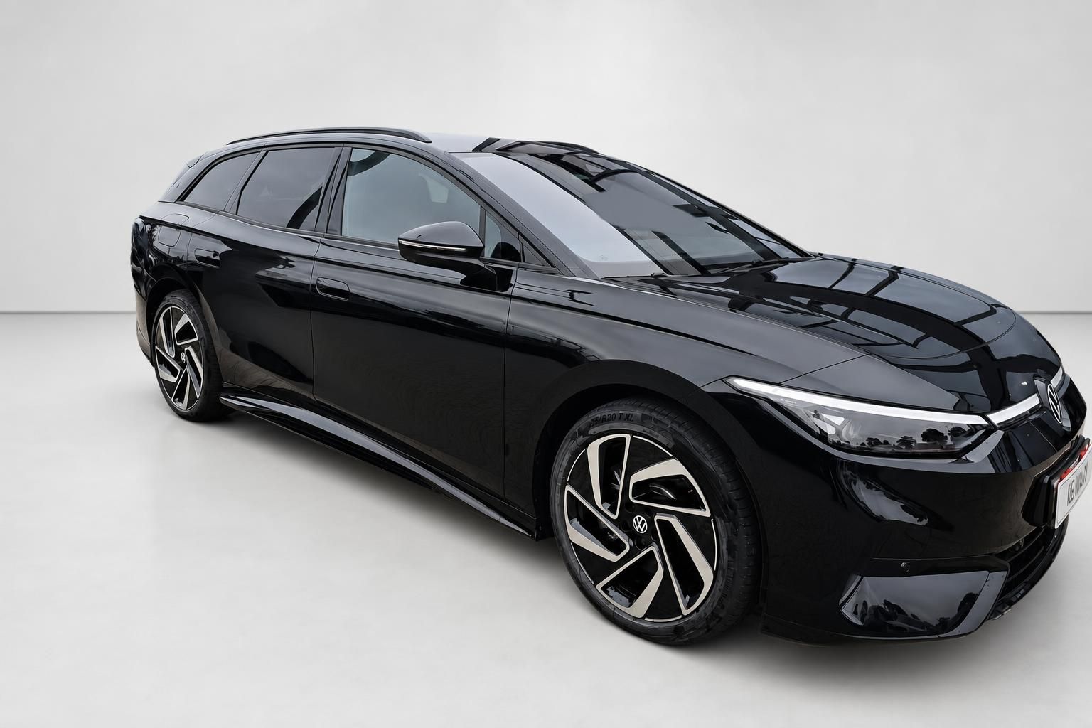VW ID.7 Tourer schwarz metallic Frontansicht seitlich im Studio