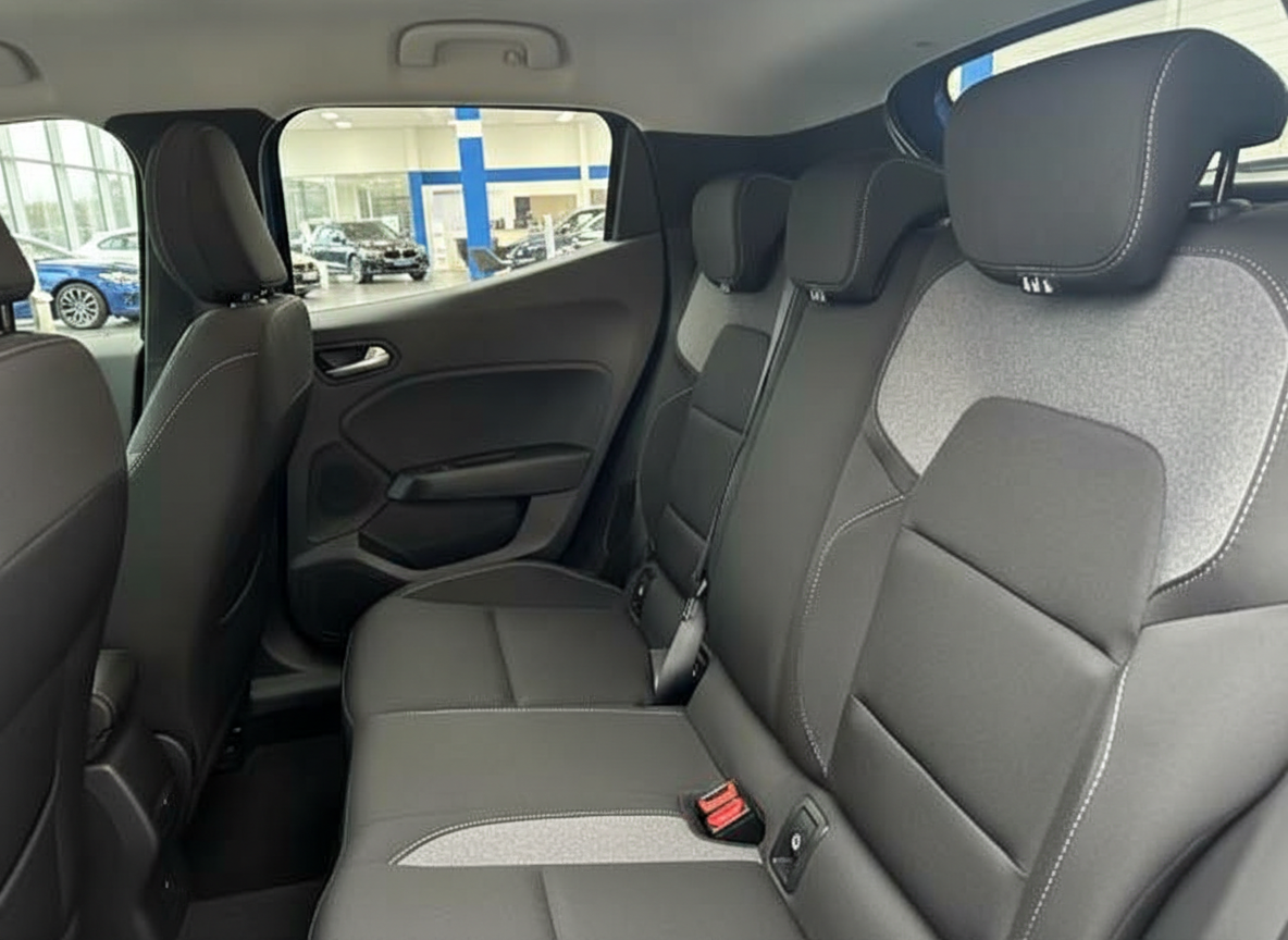 Fahrzeug Innenraum Rücksitzbank mit schwarzen Ledersitzen und weißen Kontrastnähten