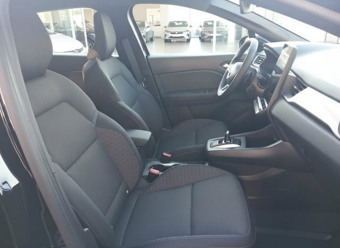 Fahrzeug Innenraum mit schwarzen Stoff-Ledersitzen, Automatikgetriebe und modernem Infotainment-Display