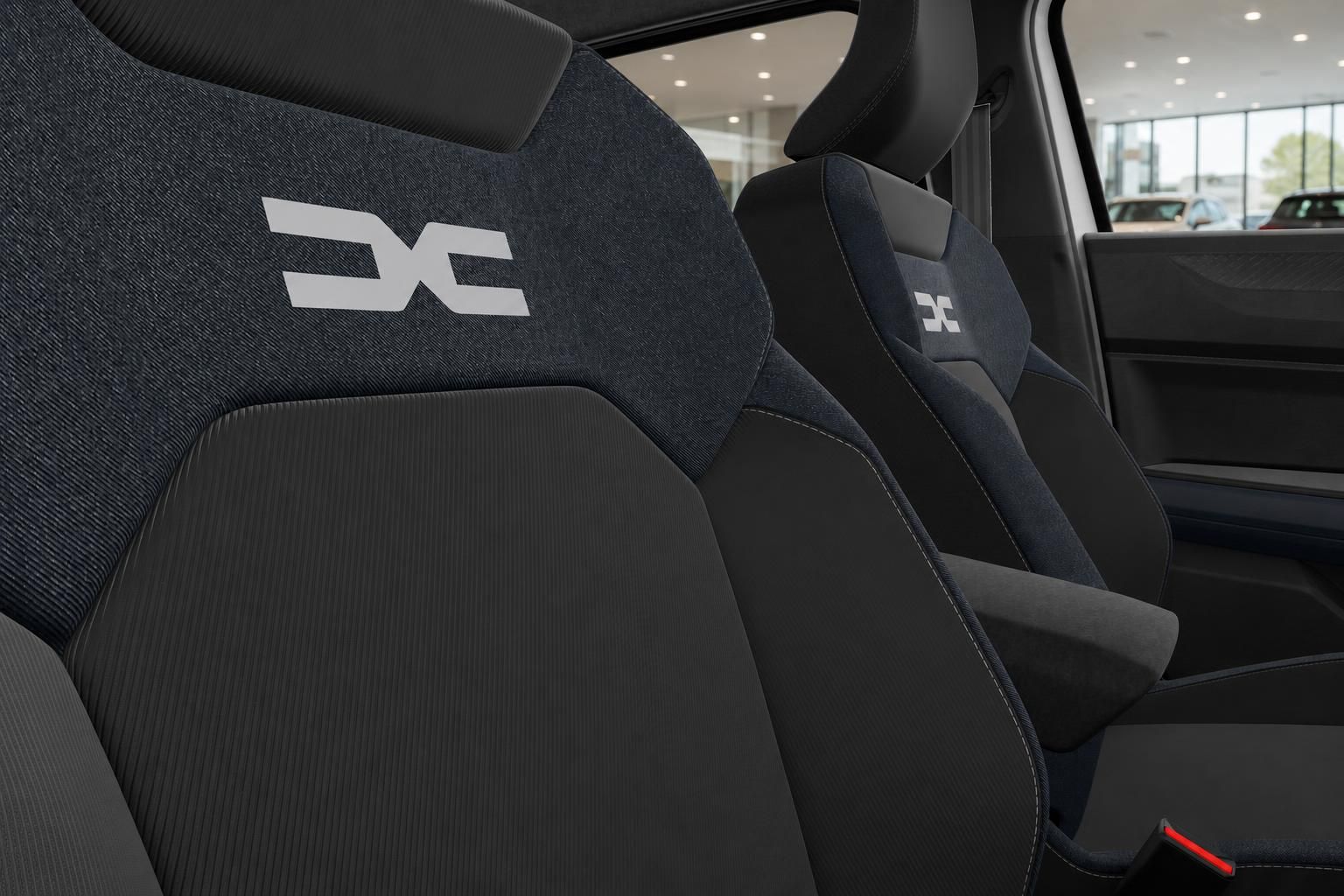 Dacia Duster Innenraum mit Sitzen und Logo im Detail