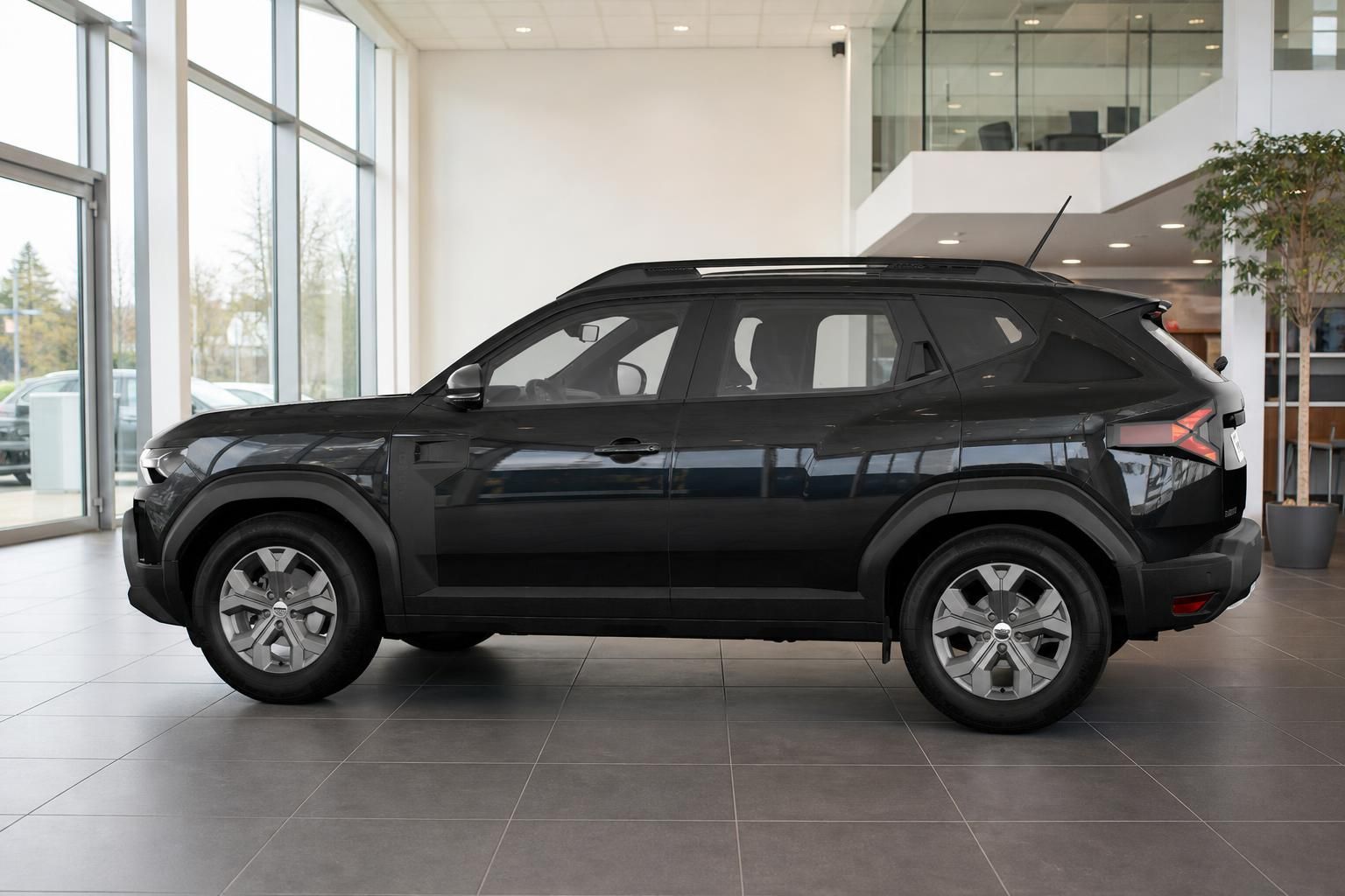 Dacia Duster schwarz Seitenansicht im Autohaus