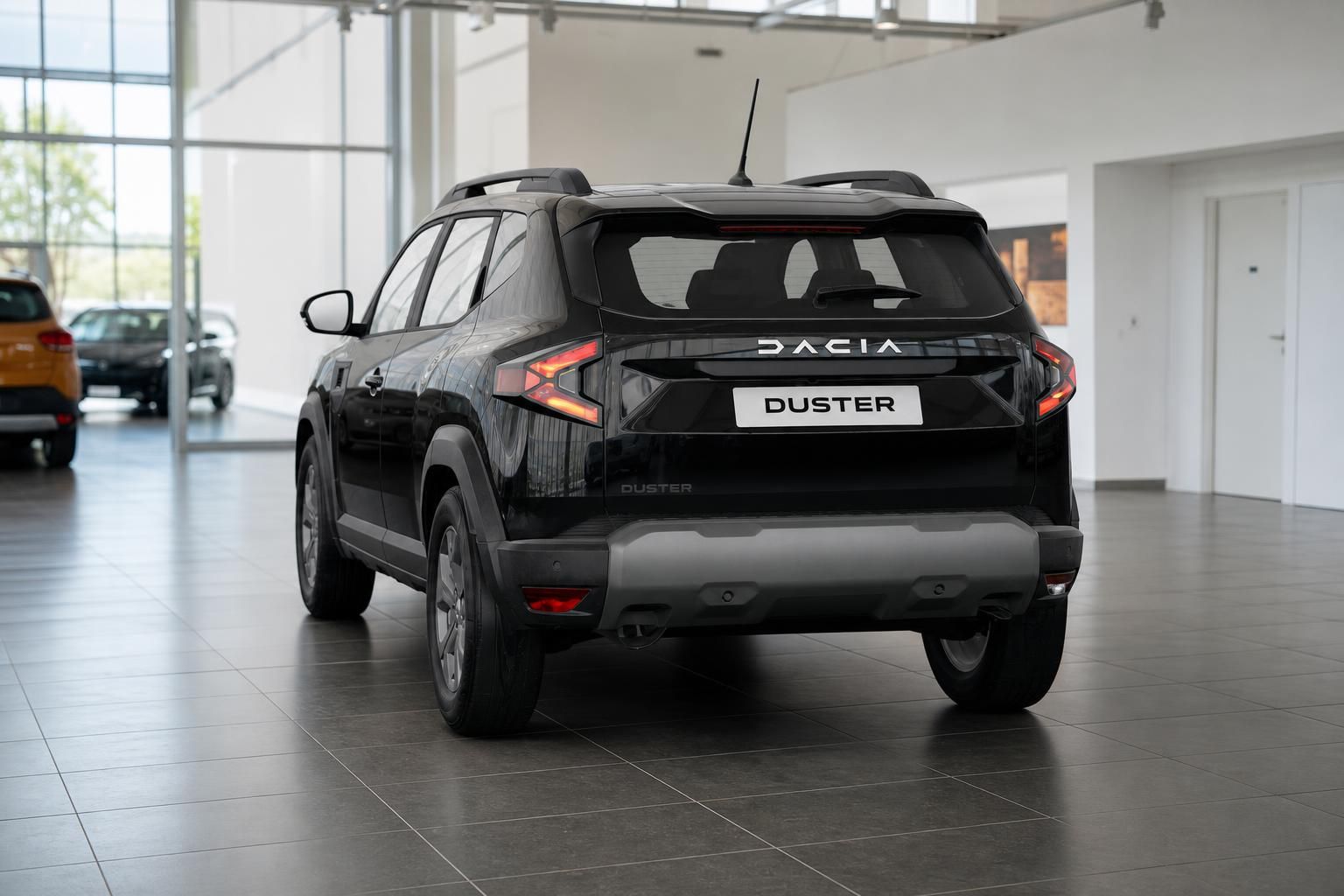 Dacia Duster schwarz Heckansicht im Showroom