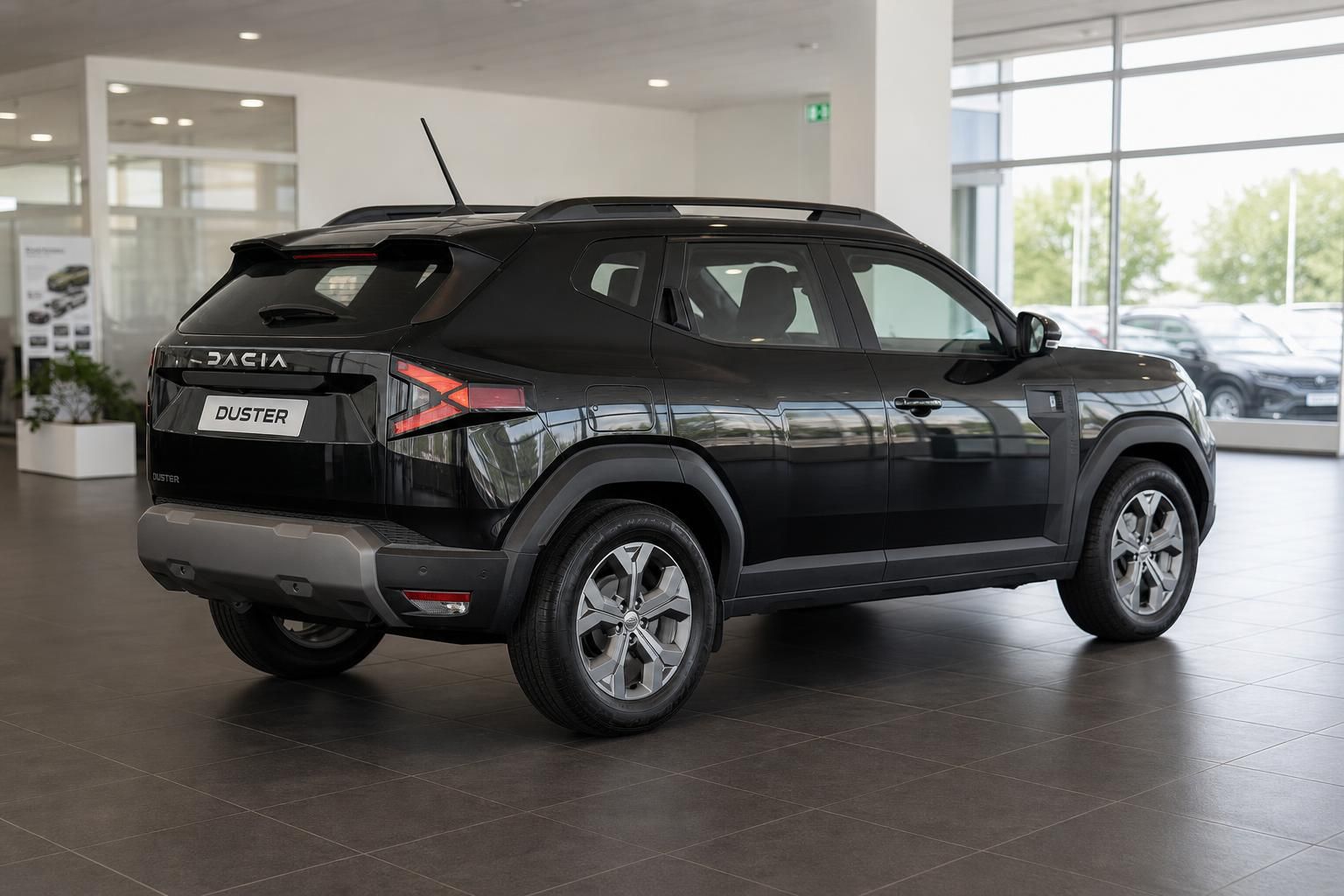 Dacia Duster schwarz Heckansicht im Autohaus Showroom