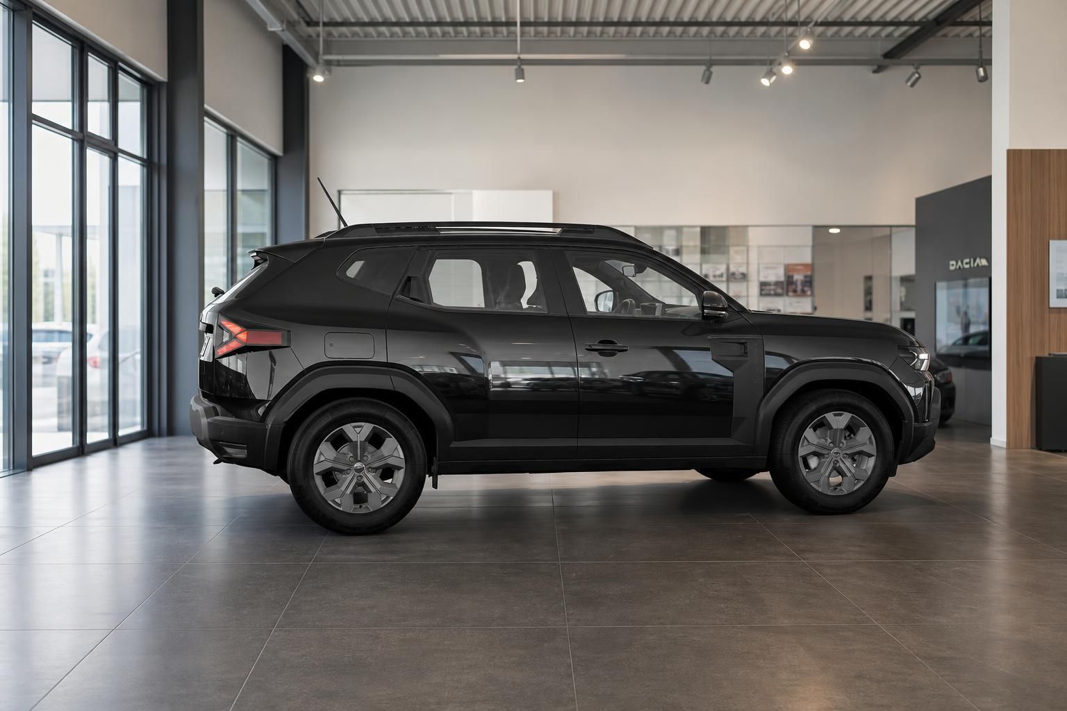 Dacia Duster schwarz Seitenansicht in der Fahrzeugausstellung