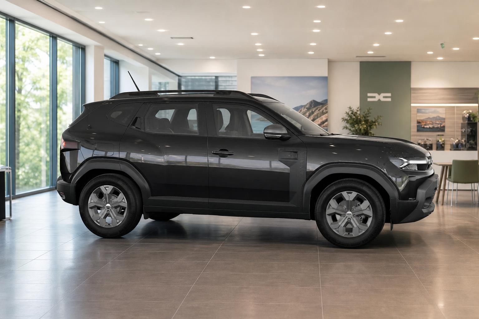 Dacia Duster schwarz Seitenansicht im modernen Showroom