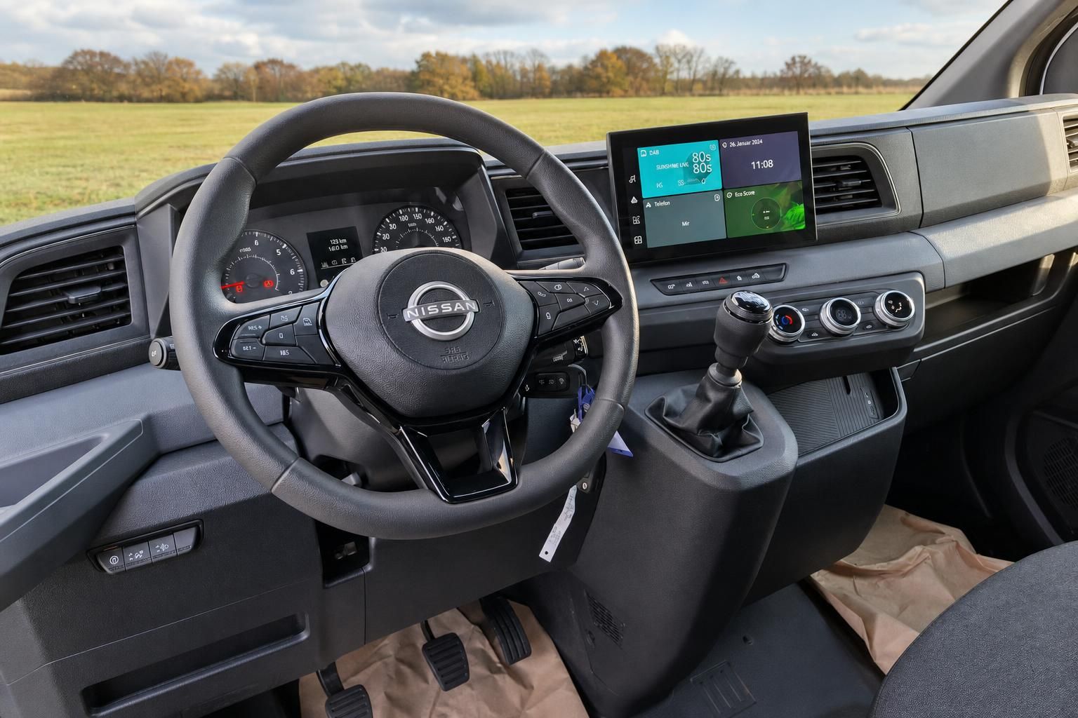 Nissan Cockpit mit Lenkrad, Touchscreen-Display und manueller Schaltung