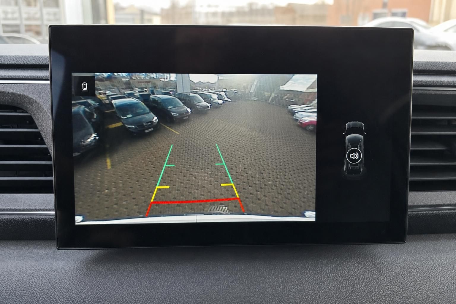 Rückfahrkamera-Display mit Einparklinien im Fahrzeug-Infotainmentsystem