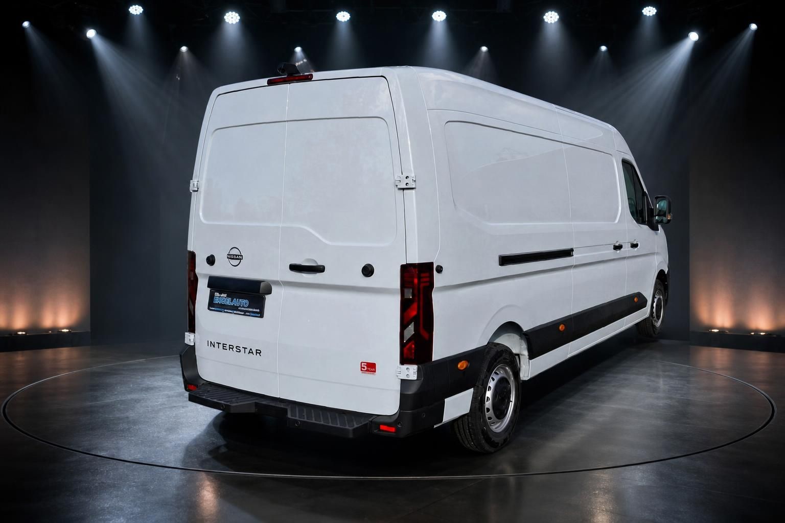 Nissan Interstar weißer Transporter Heckansicht im Showroom mit Beleuchtung