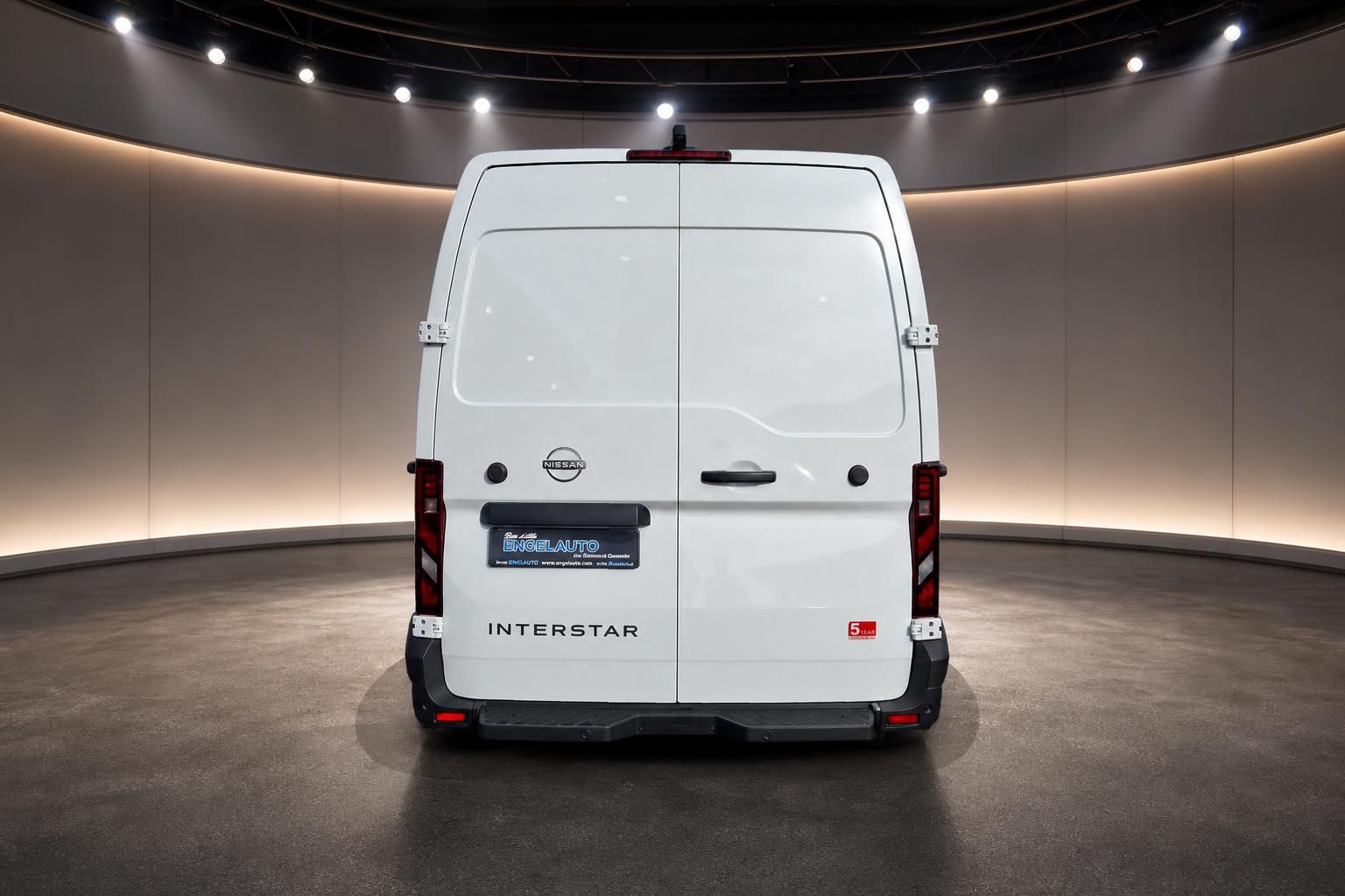 Nissan Interstar weißer Transporter Heckansicht mit Händlerkennzeichen