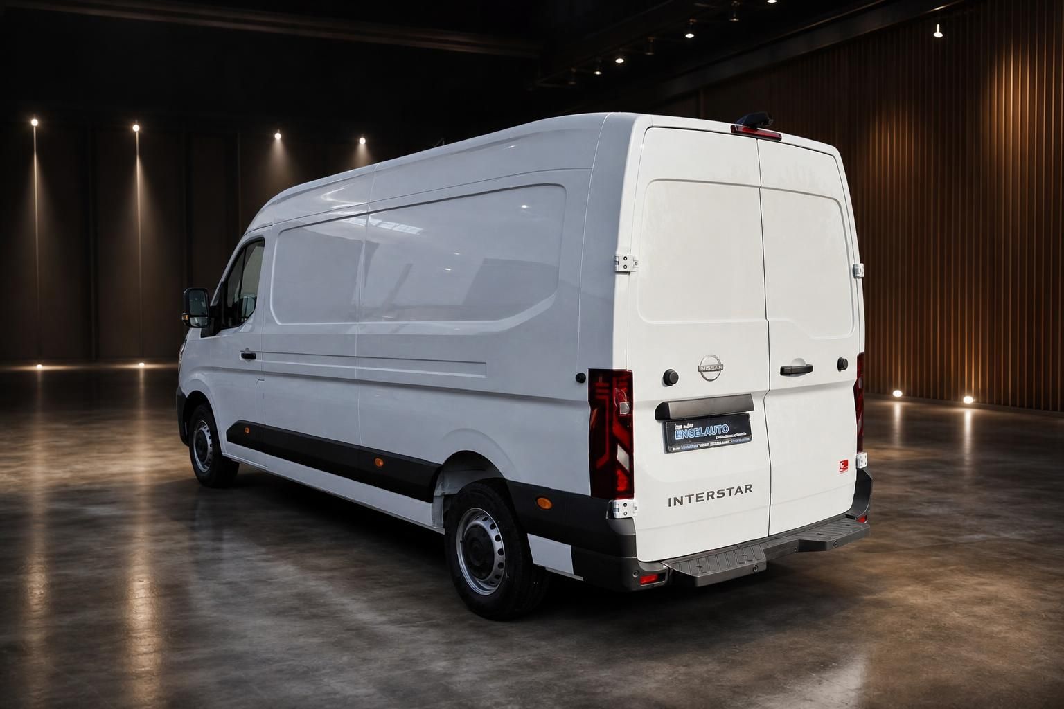 Nissan Interstar weißer Kastenwagen Seitenansicht hinten rechts