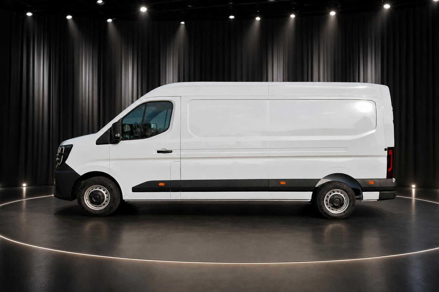 Nissan Interstar weißer Kastenwagen Seitenansicht mit schwarzen Schutzleisten