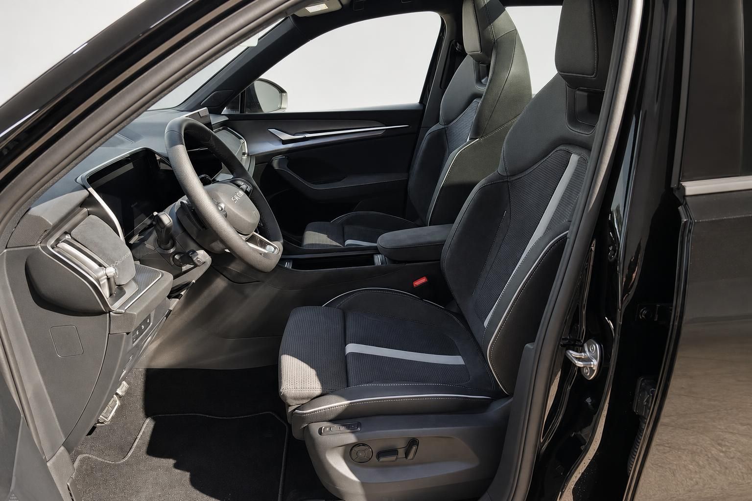 Skoda Innenraum mit Sportsitzen und Cockpit, Fahrerseite