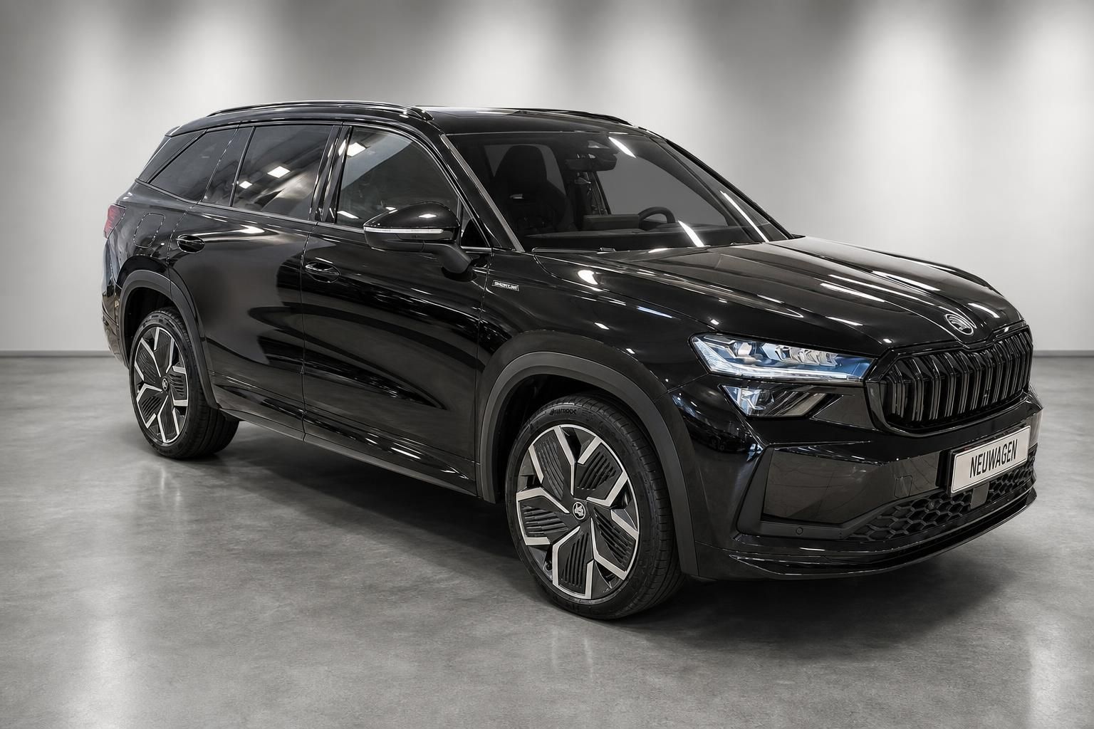 Škoda Kodiaq schwarz SUV Frontansicht seitlich im Studio