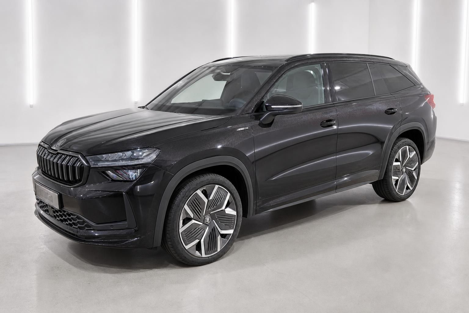 Škoda Kodiaq schwarz SUV Frontansicht seitlich mit Designfelgen