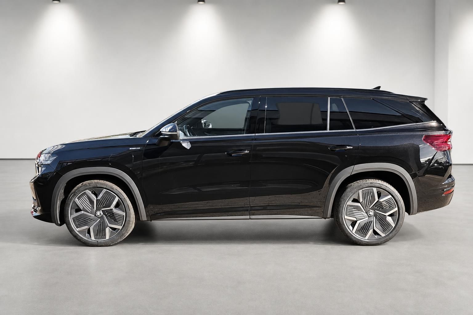 Škoda Kodiaq schwarz SUV Seitenansicht mit Alufelgen im Studio