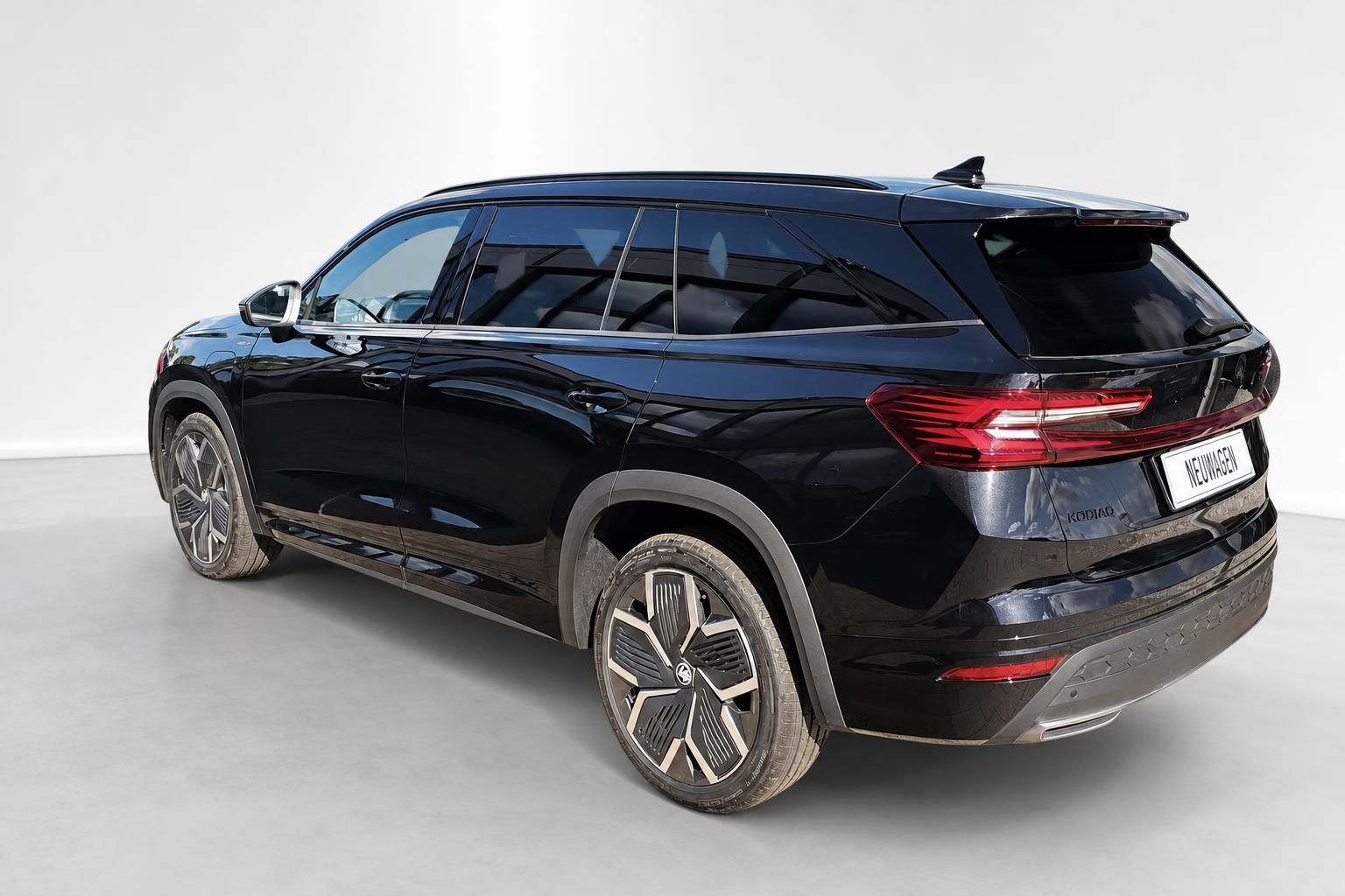 Škoda Kodiaq schwarz SUV Heckansicht seitlich mit LED-Rückleuchten