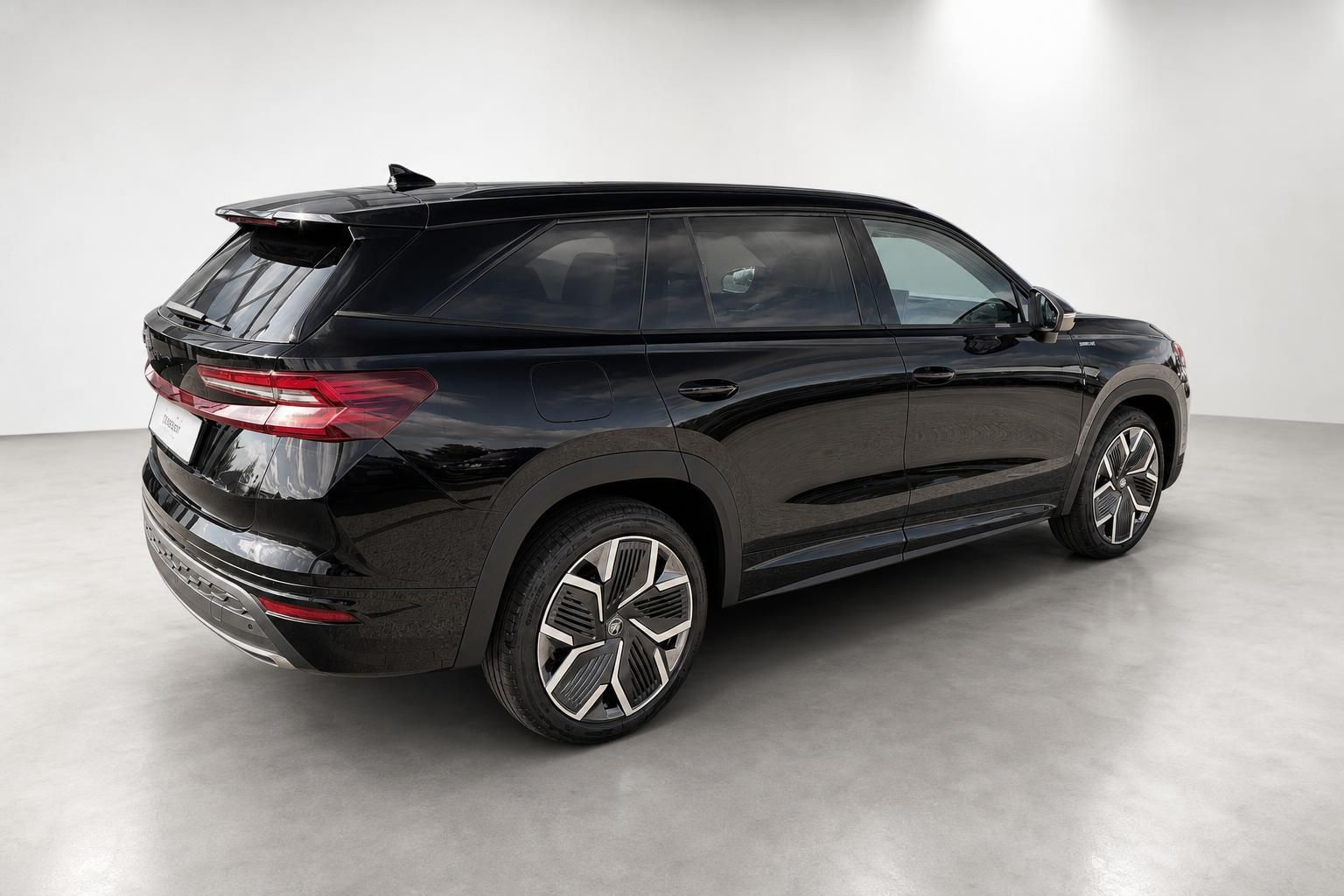 Skoda Kodiaq schwarz Heckansicht seitlich im Studio