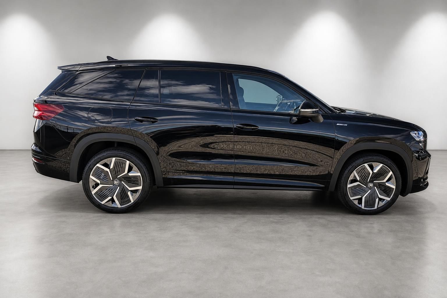 Skoda Kodiaq schwarz Seitenansicht komplett im Studio
