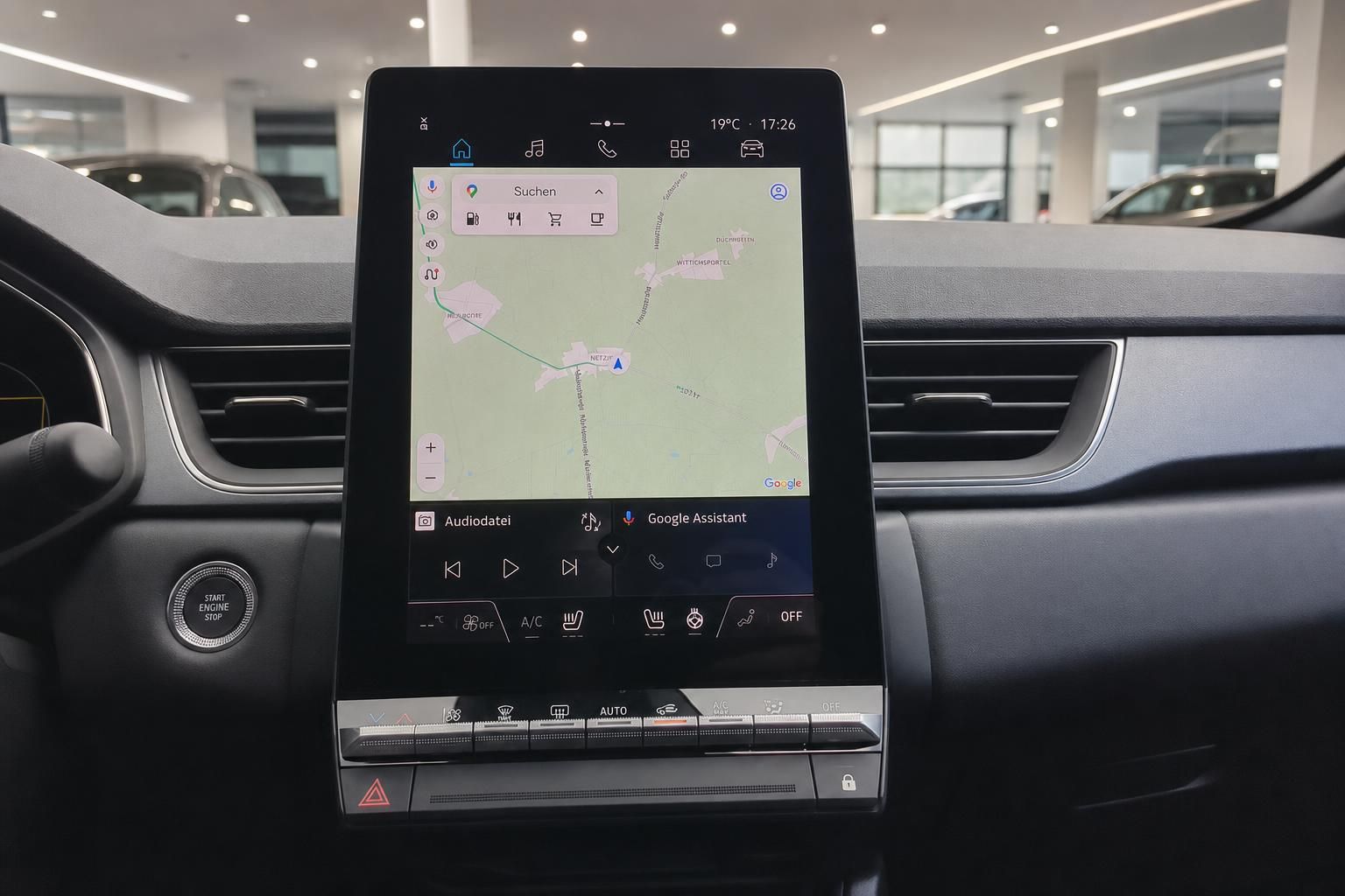 Fahrzeug-Infotainment-Touchscreen mit Google Maps Navigation und Klimabedienung im Innenraum