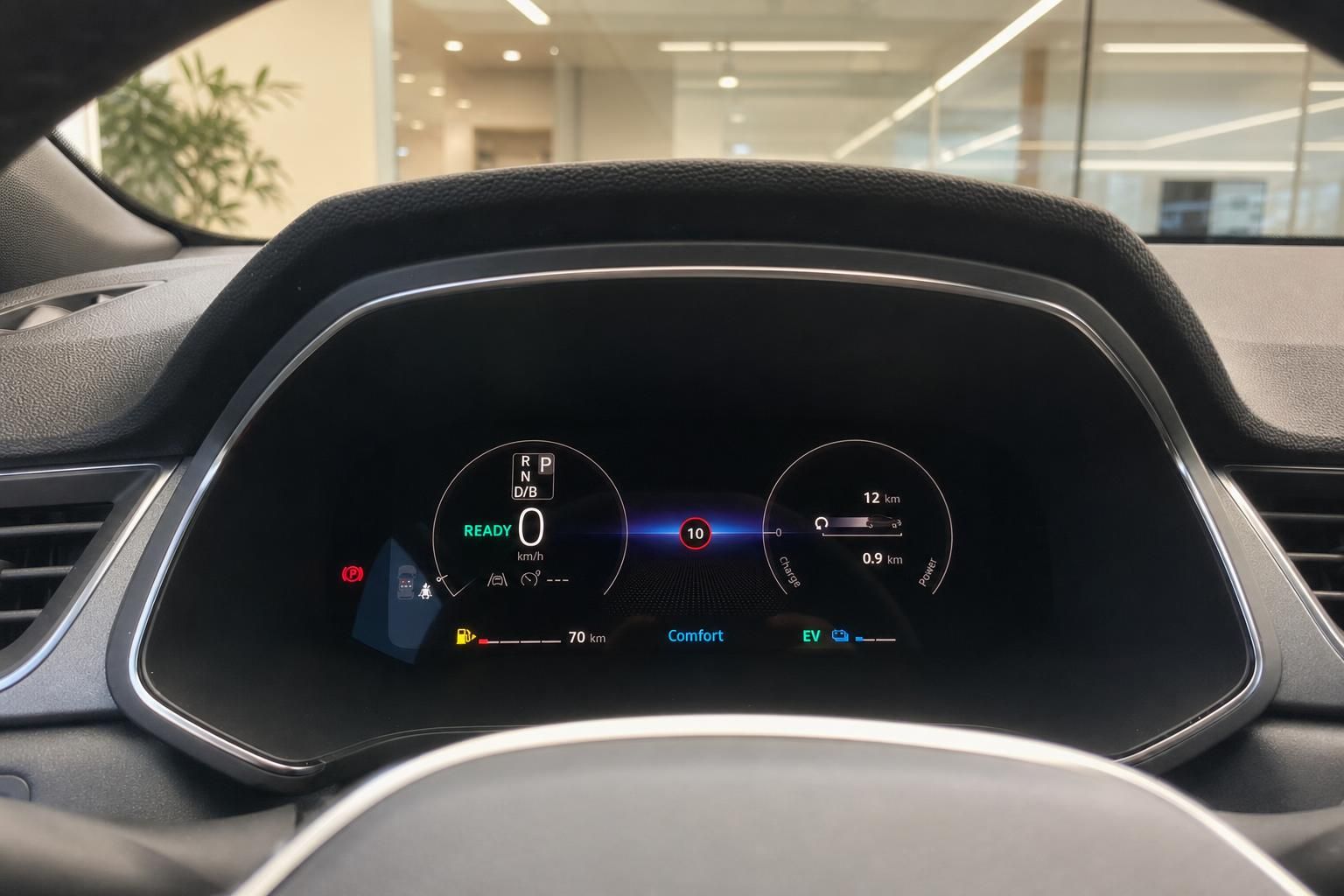 Digitales Kombiinstrument im Fahrzeug mit Tacho, EV-Anzeige, Reichweite und Fahrmodusanzeige Comfort