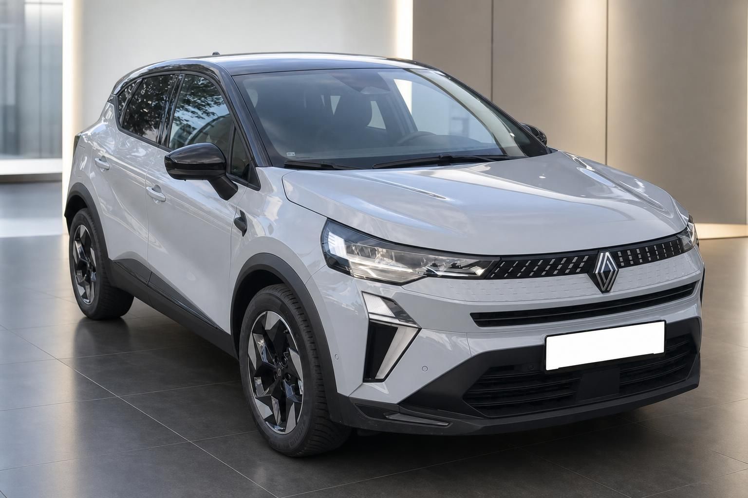 Renault Captur SUV in Grau – Frontansicht schräg links im Showroom