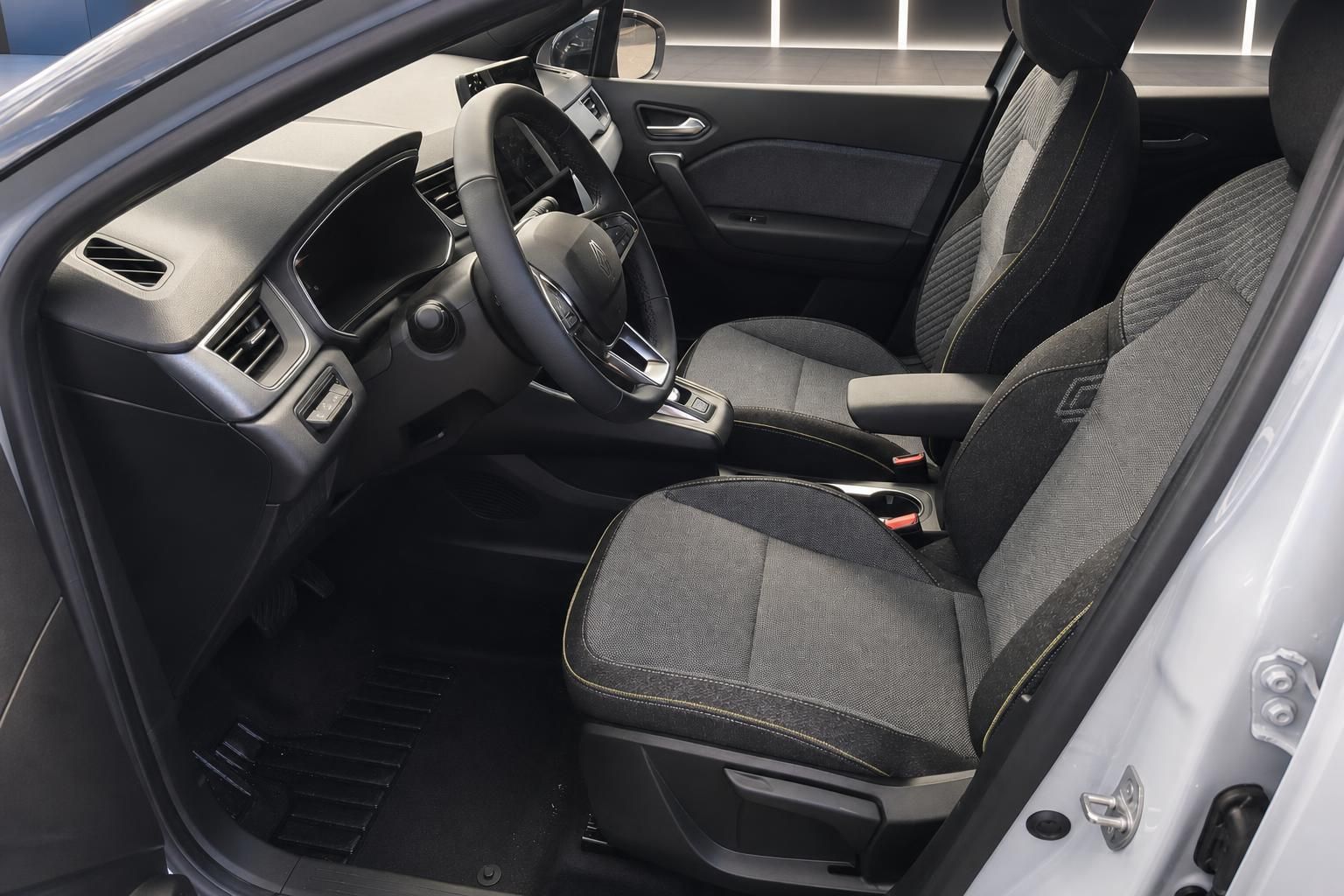 Renault Innenraum Vordersitze mit Stoff-Polsterung und Mittelkonsole – geräumiges Interieur
