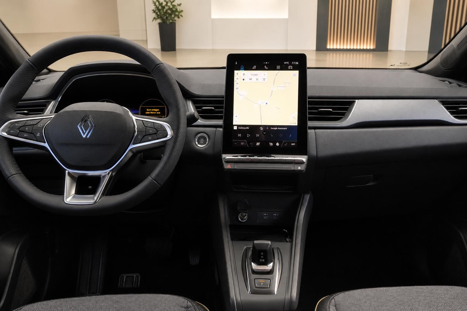 Renault Cockpit mit großem Touchscreen-Infotainment, Lenkrad und Automatikgetriebe