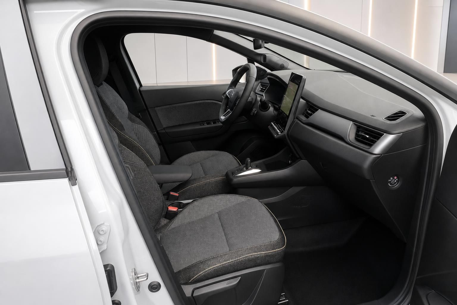 Fahrzeuginnenraum Vordersitze mit Lenkrad, Touchscreen-Navi und Mittelkonsole – geöffnete Fahrertür