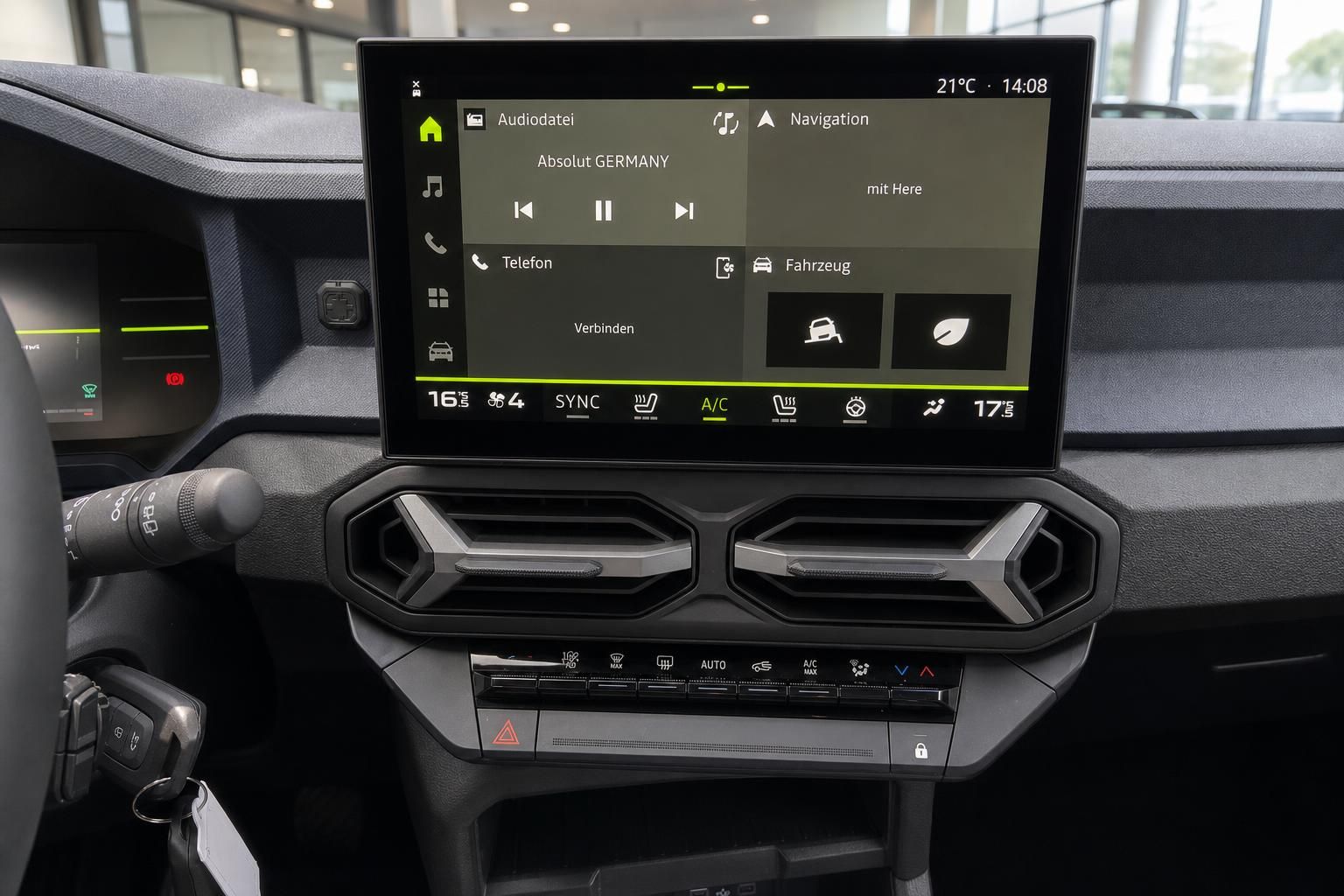 Cockpit Infotainmentsystem und Klimabedienung im Fahrzeuginnenraum