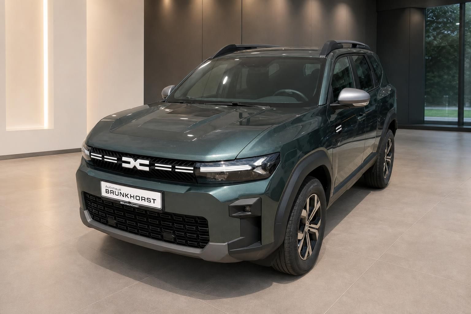 Dacia Bigster Grün, Frontansicht schräg beim Händler Brunkhorst