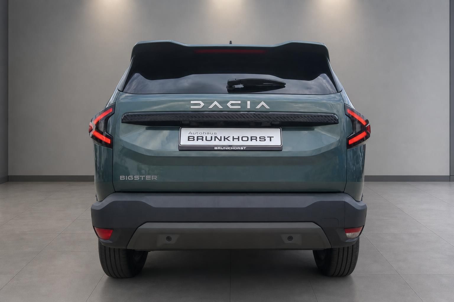 Dacia Bigster in Grün, Heckansicht im Autohaus Brunkhorst