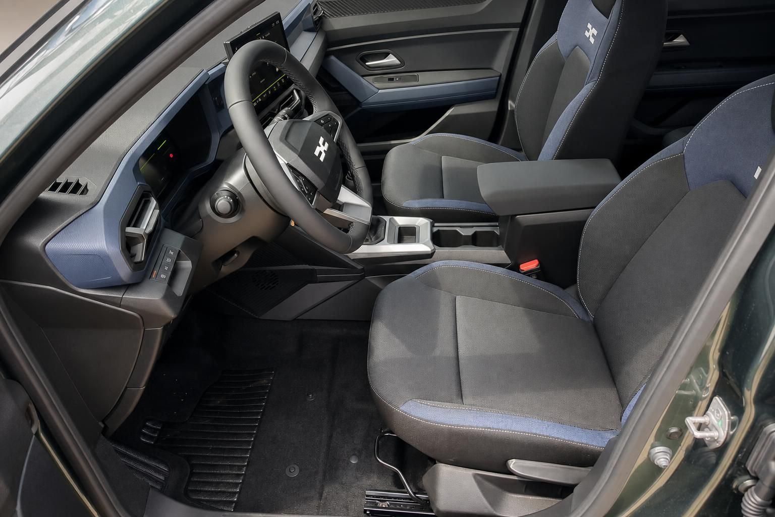 Innenraum Dacia Bigster mit Sportsitzen und Cockpit