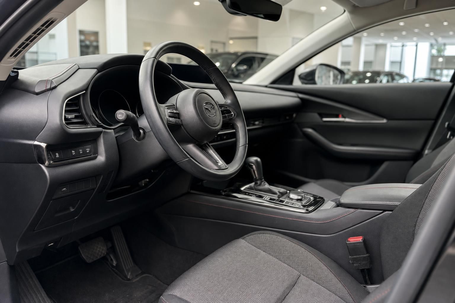 Mazda CX-30 Innenraum mit Cockpit, Lenkrad und Automatikgetriebe