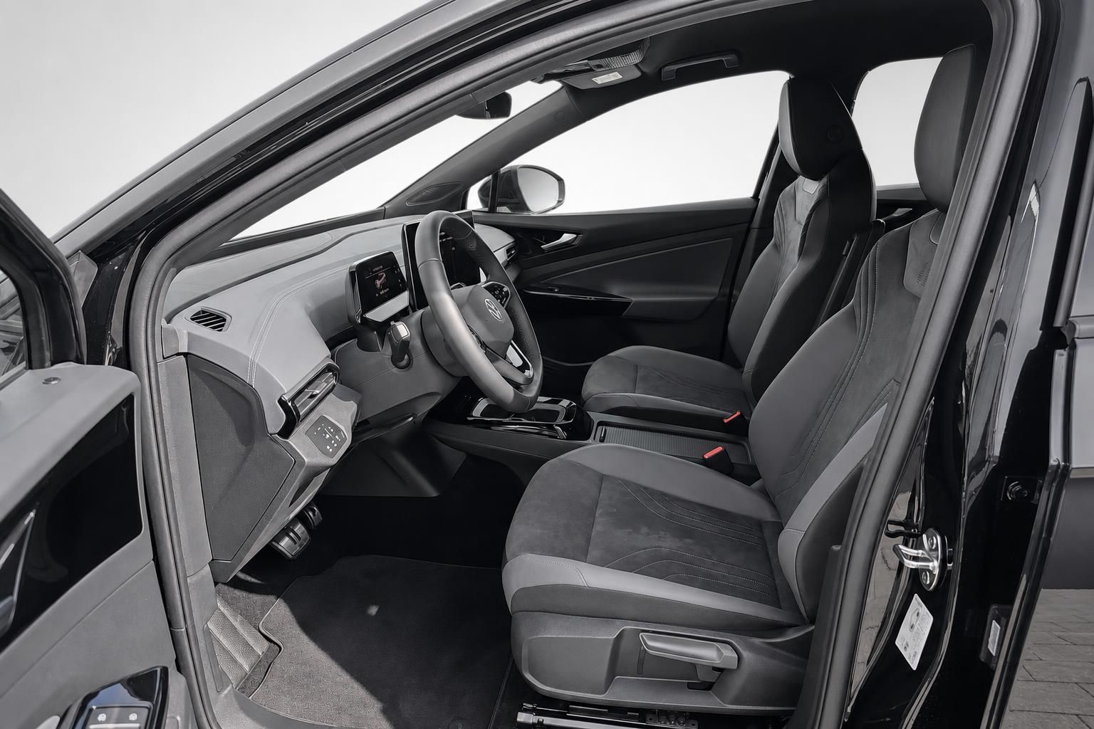 VW ID.4 Innenraum mit schwarzen Sportsitzen und Cockpit