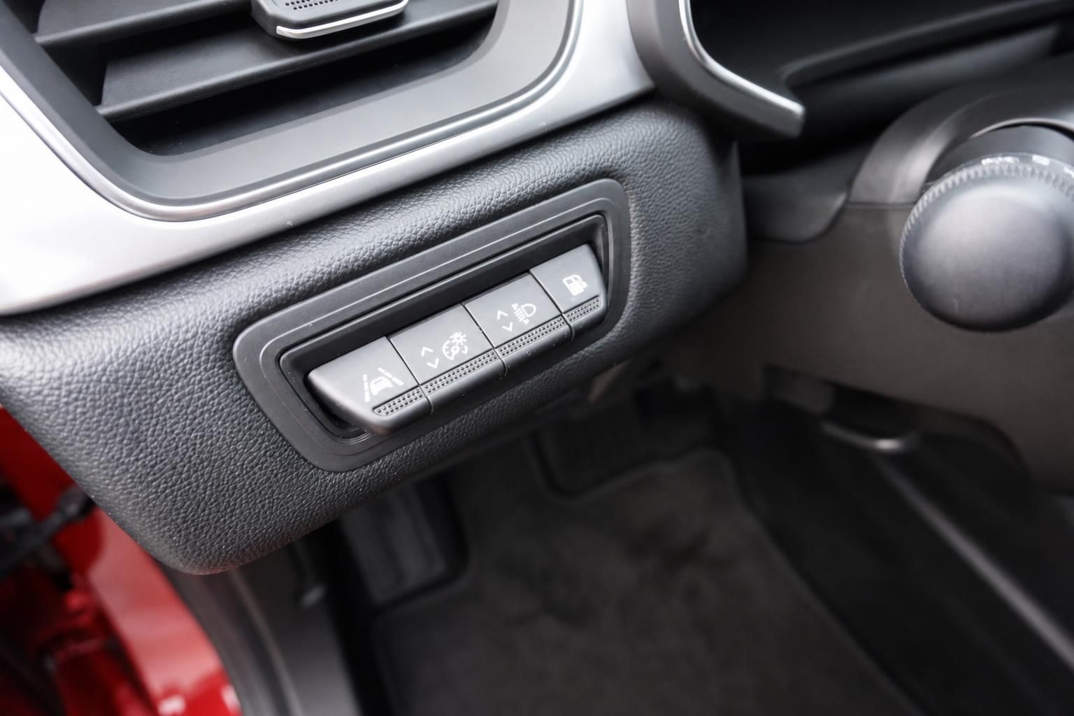 Bedienelemente für Klimaanlage und Fahrzeugfunktionen im Innenraum