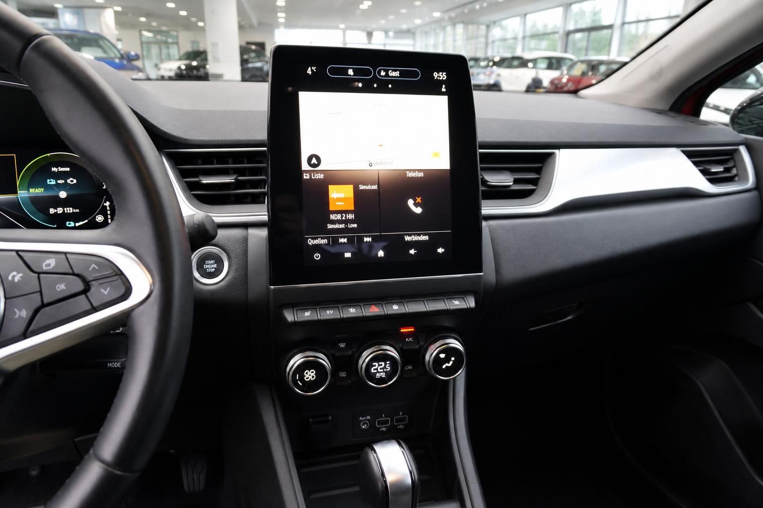 Touchscreen-Infotainment-System mit Navigation und Medienwiedergabe