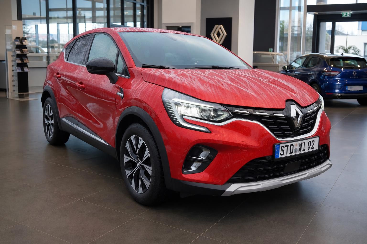 Roter Renault Captur Kompakt-SUV Frontansicht schräg mit deutschen Kennzeichen