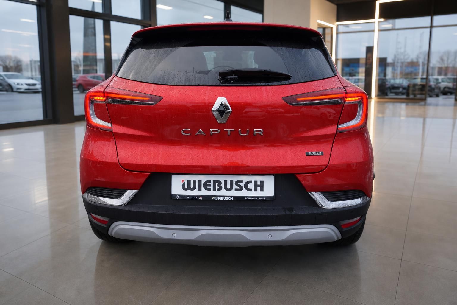 Renault Captur E-Tech Heckansicht rot mit Wiebusch Kennzeichen im Autohaus