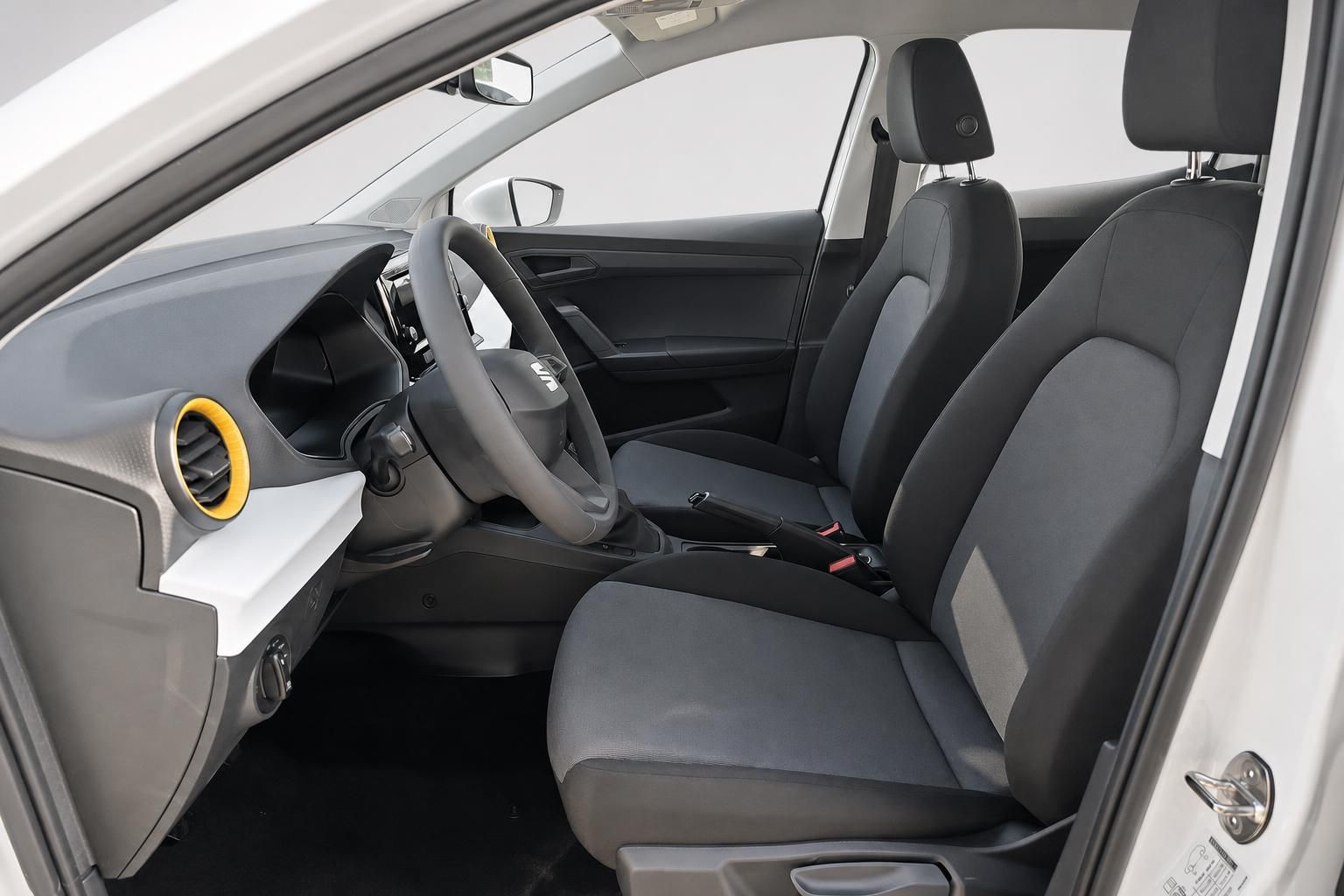 Seat Ibiza Innenraum Vordersitze und Cockpit Ansicht