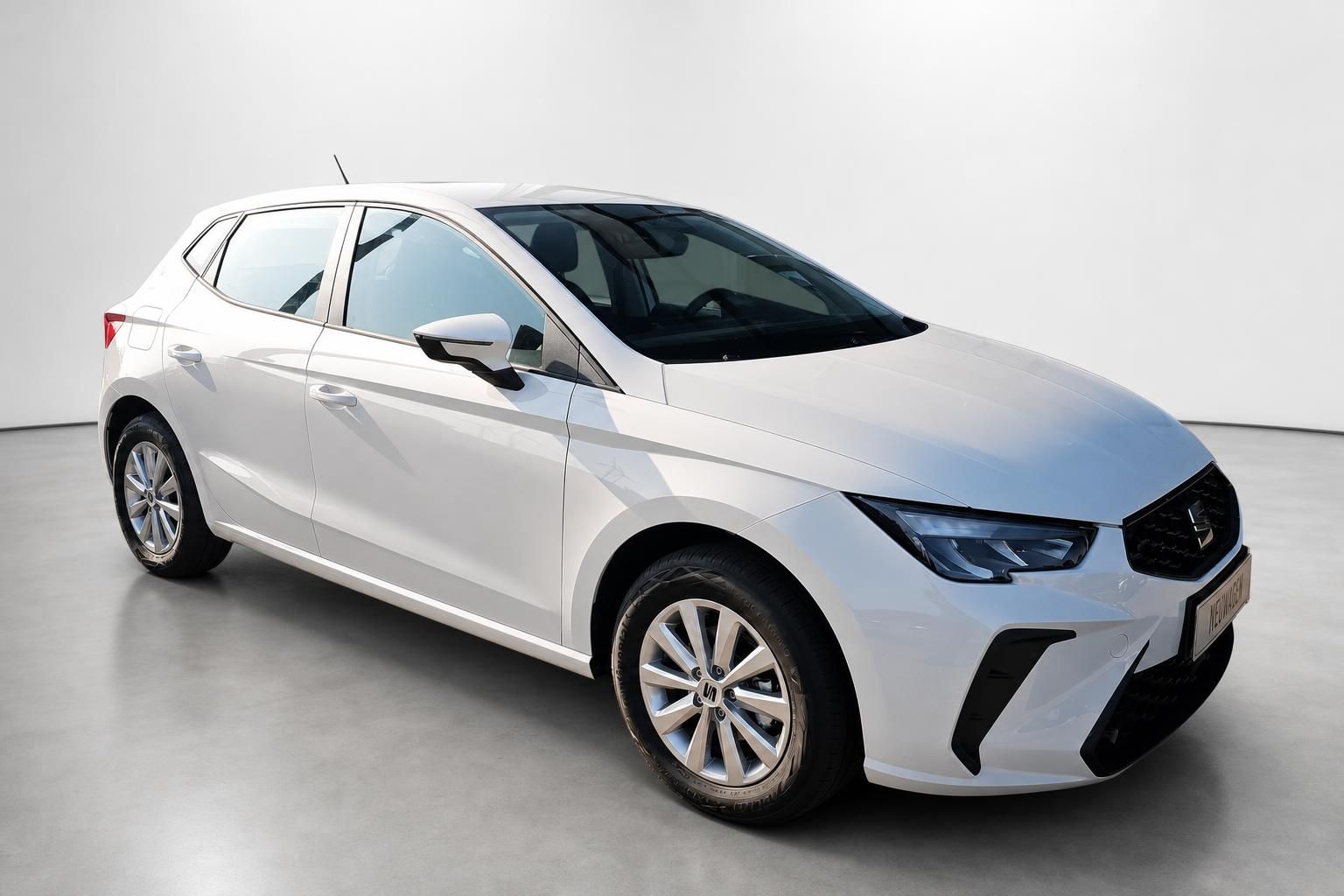 Seat Ibiza weiß Frontansicht Neuwagen Studiofoto