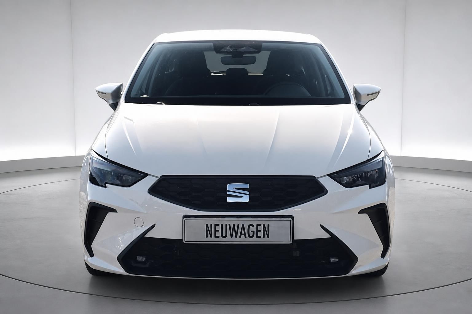 Seat Ibiza weiß Frontansicht Neuwagen Studio