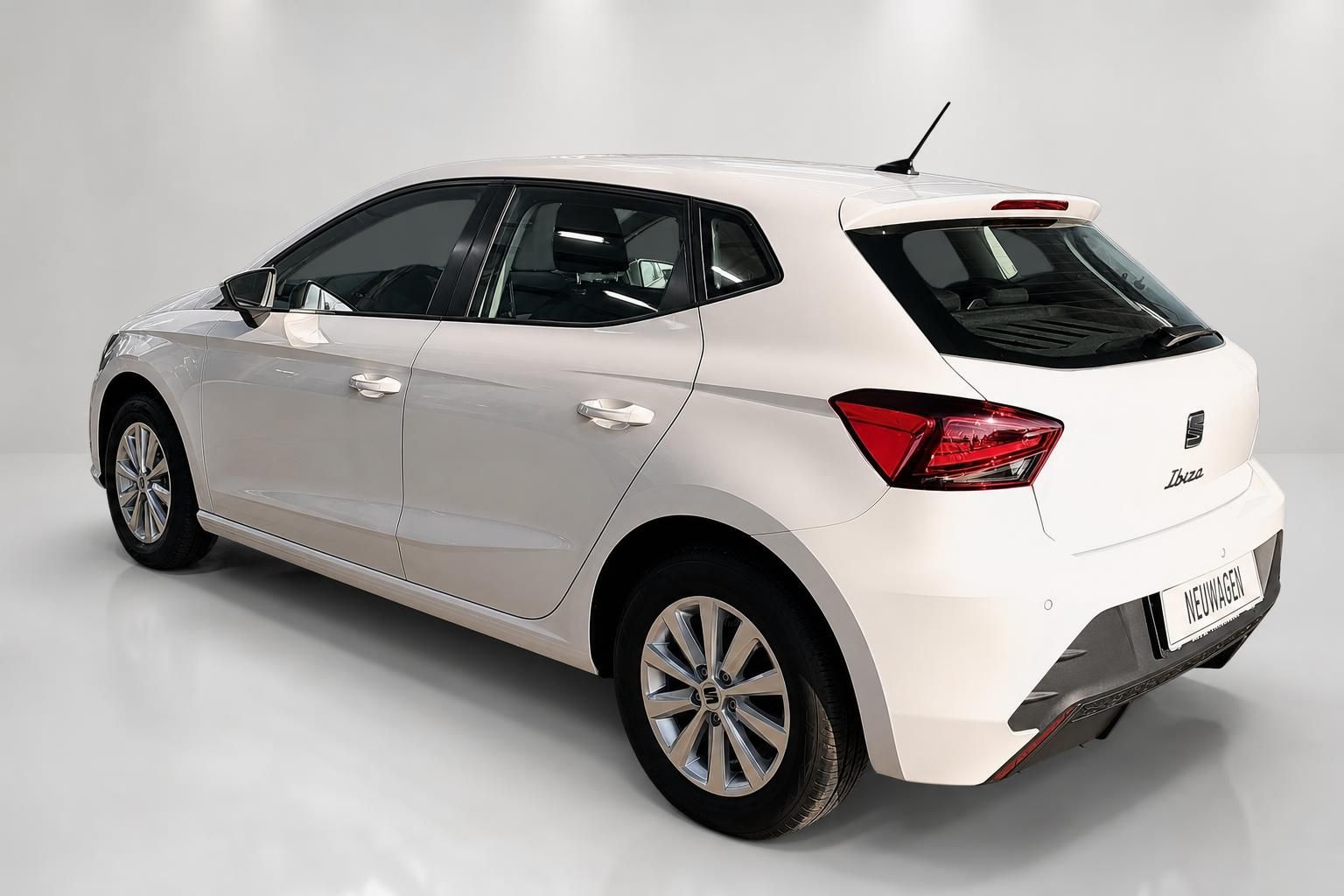 SEAT Ibiza weiß Heckansicht seitlich im Studio