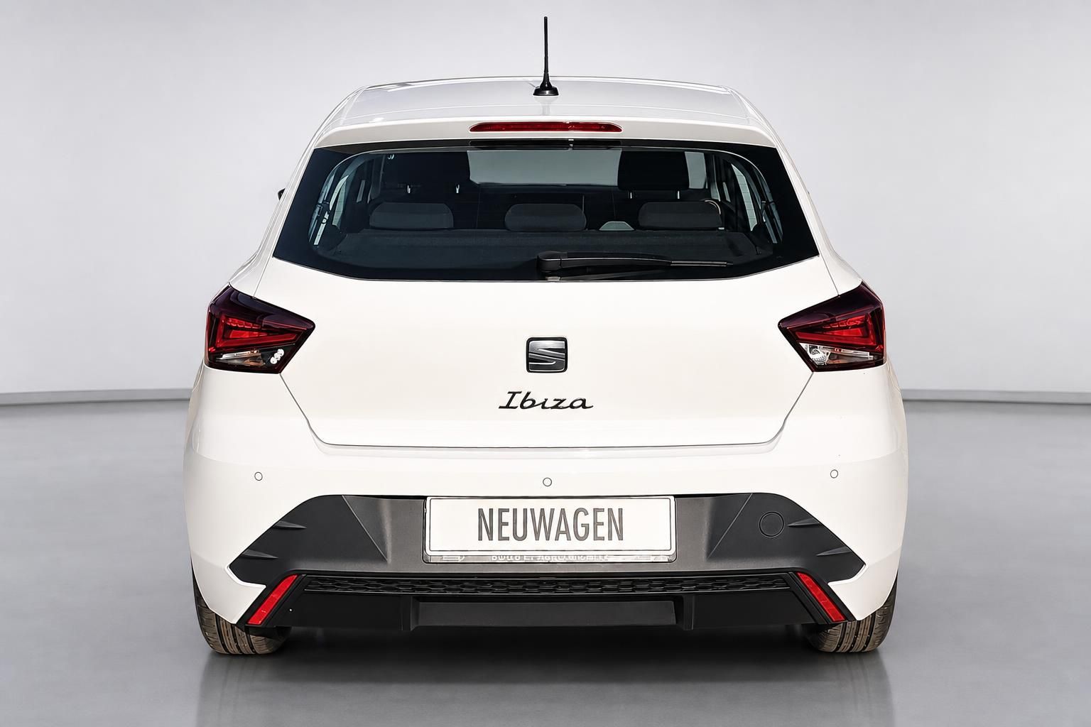 SEAT Ibiza weiß Heckansicht frontal mit Rücklichtern