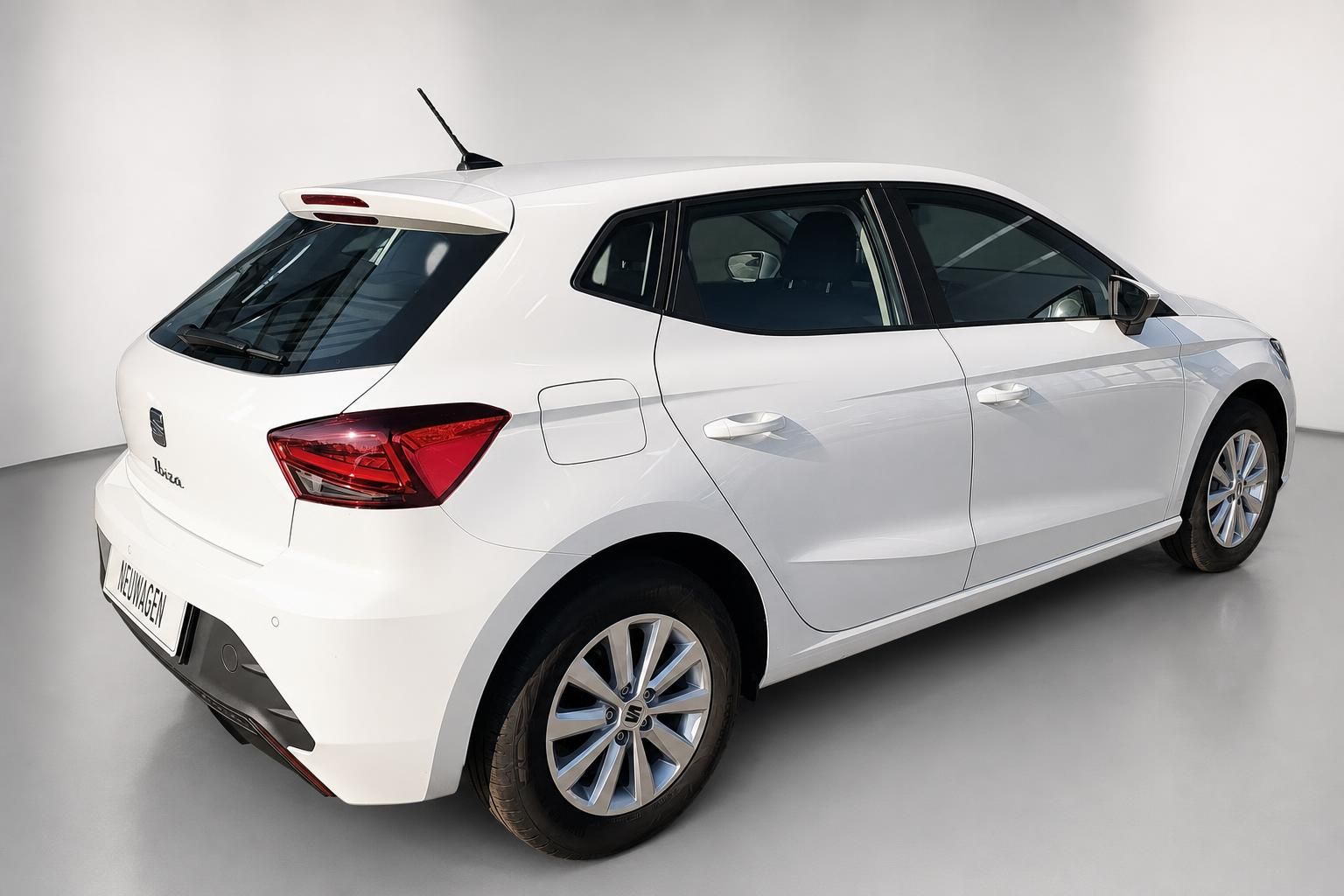 SEAT Ibiza weiß Heck- und Seitenansicht Studioaufnahme